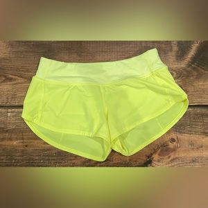 LULULEMON 2.5 in speed up shorts - Highlight yellow